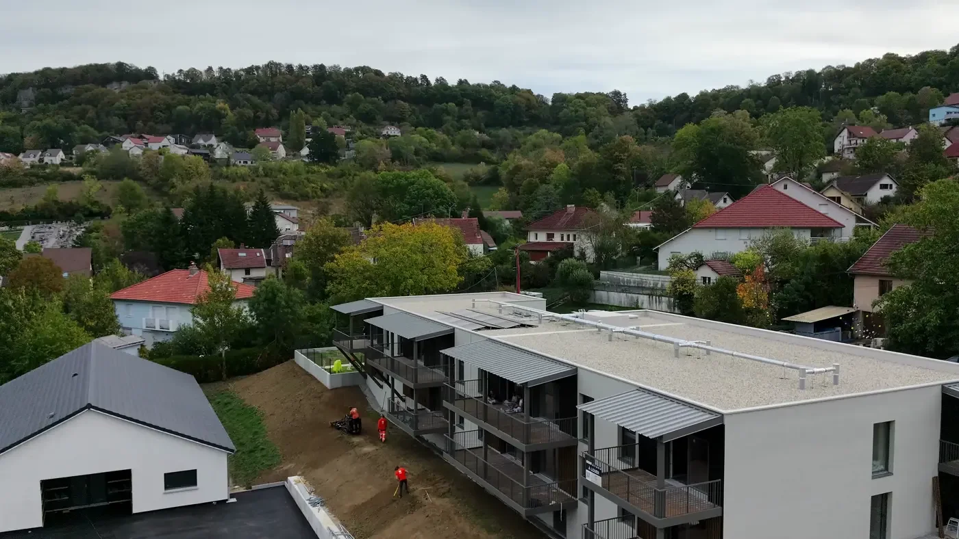 Côté balcons, la résidence s'ouvre sur le village et la colline.